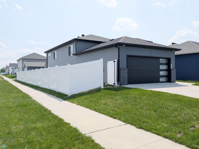 1506 67th Avenue S, Fargo, ND 58104