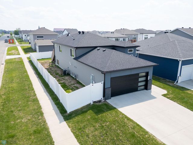 1506 67th Avenue S, Fargo, ND 58104
