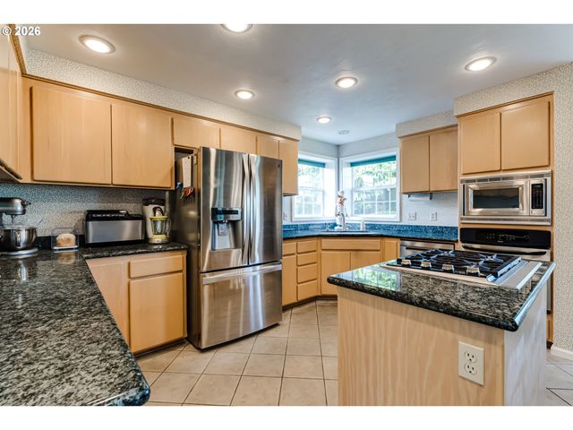 3030 METOLIUS Dr, Eugene, OR 97408