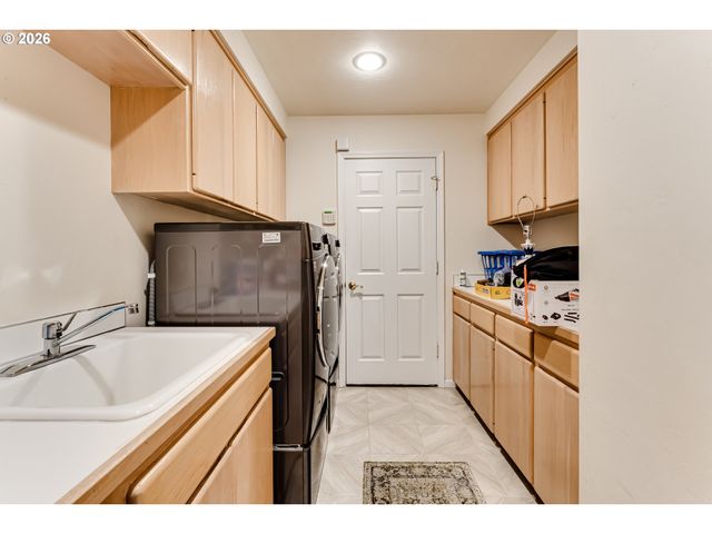 3030 METOLIUS Dr, Eugene, OR 97408