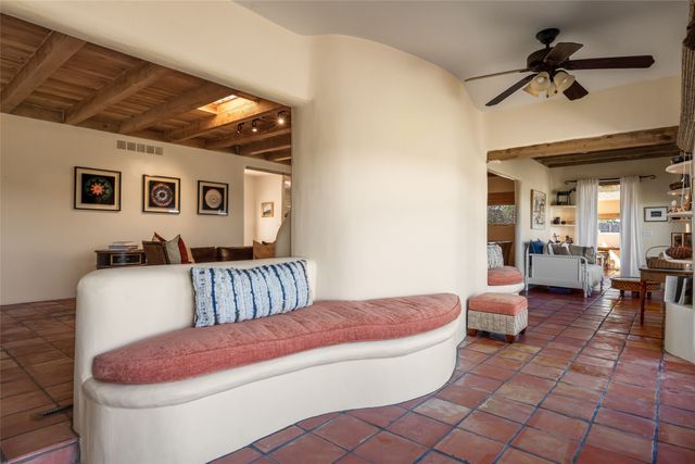 933 Stagecoach Road, Santa Fe, NM 87501
