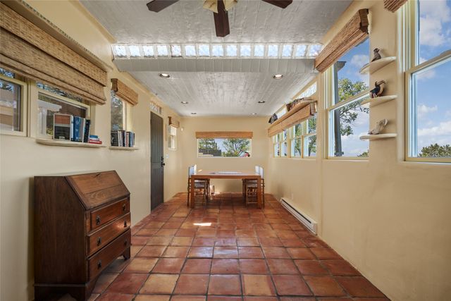 933 Stagecoach Road, Santa Fe, NM 87501