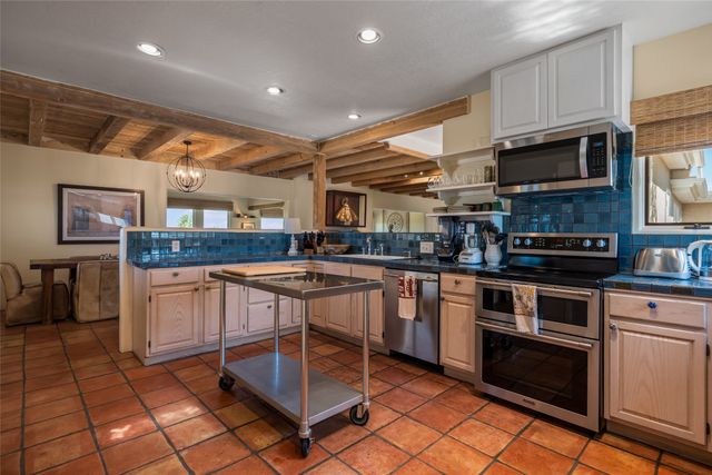 933 Stagecoach Road, Santa Fe, NM 87501