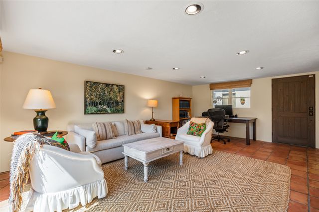 933 Stagecoach Road, Santa Fe, NM 87501