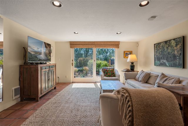 933 Stagecoach Road, Santa Fe, NM 87501