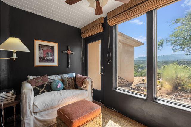 933 Stagecoach Road, Santa Fe, NM 87501