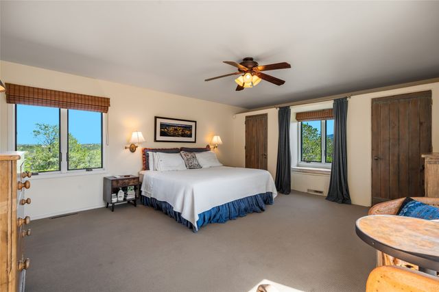 933 Stagecoach Road, Santa Fe, NM 87501