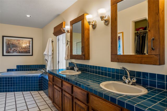933 Stagecoach Road, Santa Fe, NM 87501