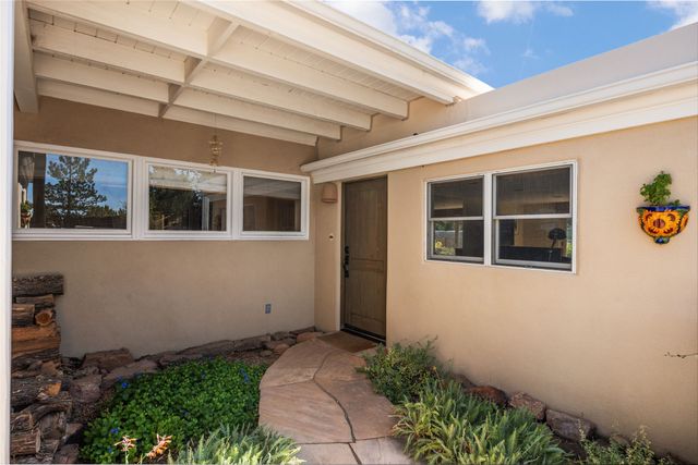 933 Stagecoach Road, Santa Fe, NM 87501