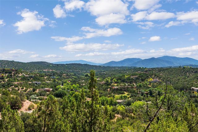 933 Stagecoach Road, Santa Fe, NM 87501