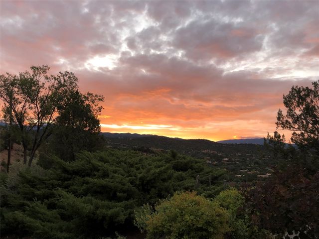 933 Stagecoach Road, Santa Fe, NM 87501