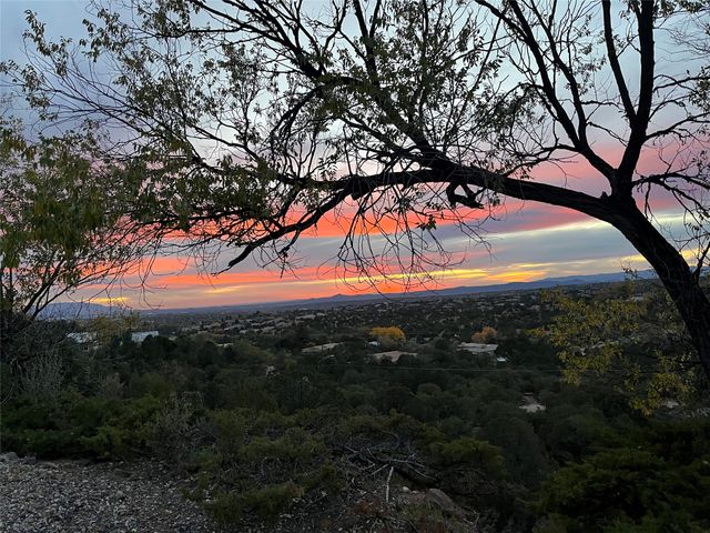 933 Stagecoach Road, Santa Fe, NM 87501