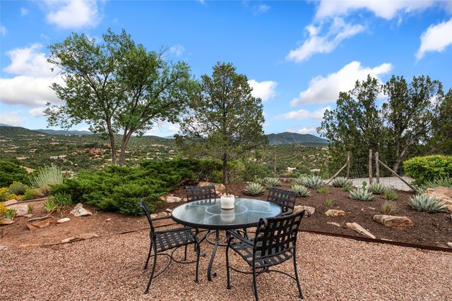 933 Stagecoach Road, Santa Fe, NM 87501