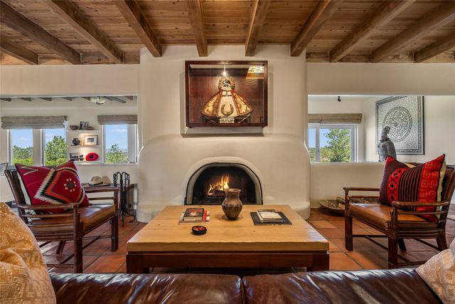 933 Stagecoach Road, Santa Fe, NM 87501