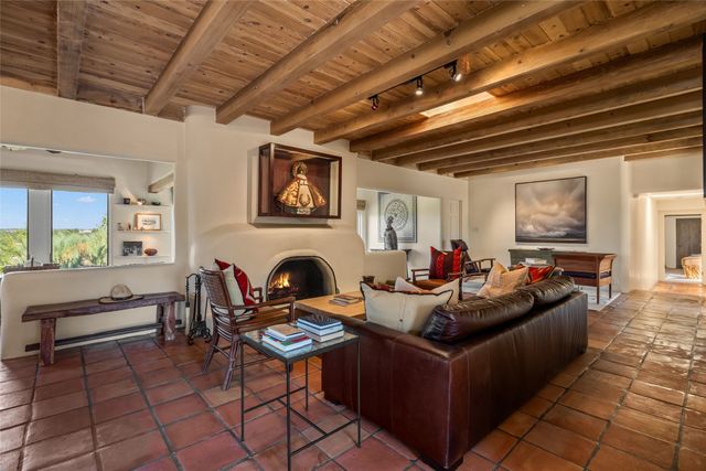 933 Stagecoach Road, Santa Fe, NM 87501