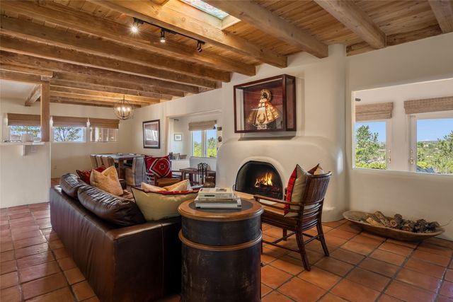933 Stagecoach Road, Santa Fe, NM 87501