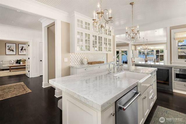 6952 96th Avenue SE, Mercer Island, WA 98040