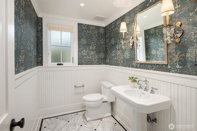 6952 96th Avenue SE, Mercer Island, WA 98040