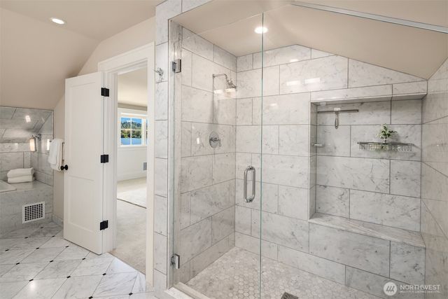 6952 96th Avenue SE, Mercer Island, WA 98040