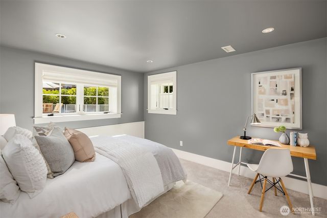 6952 96th Avenue SE, Mercer Island, WA 98040
