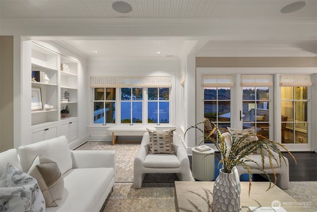 6952 96th Avenue SE, Mercer Island, WA 98040