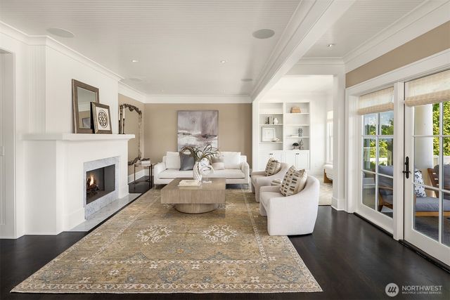 6952 96th Avenue SE, Mercer Island, WA 98040