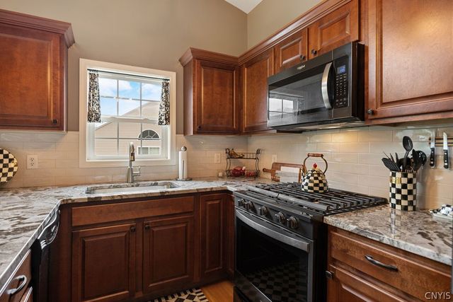 158 Slindes Woods Circle, Cicero, NY 13212