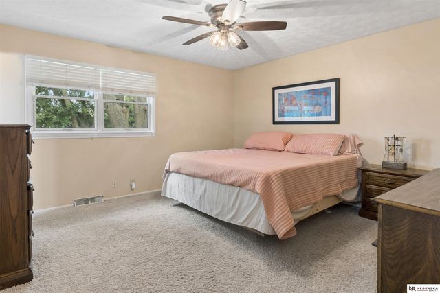 5424 S 106th Street, Omaha, NE 68127