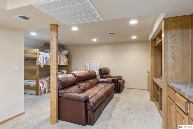 5424 S 106th Street, Omaha, NE 68127