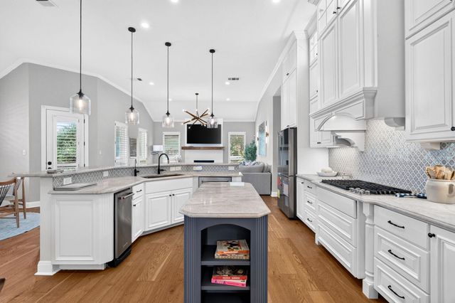 402 Aria DR, Austin, TX 78738