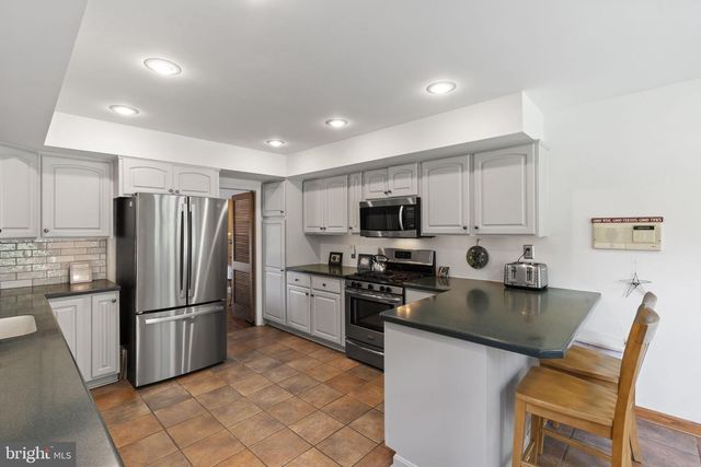 8807 HAWTHORNE LN, Wyndmoor, PA 19038