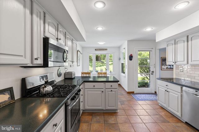 8807 HAWTHORNE LN, Wyndmoor, PA 19038