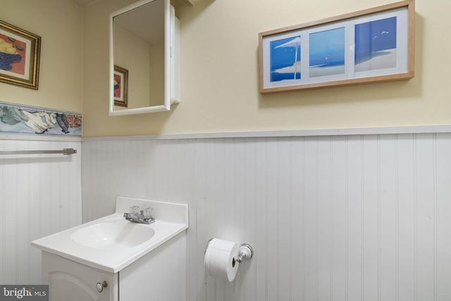 8807 HAWTHORNE LN, Wyndmoor, PA 19038