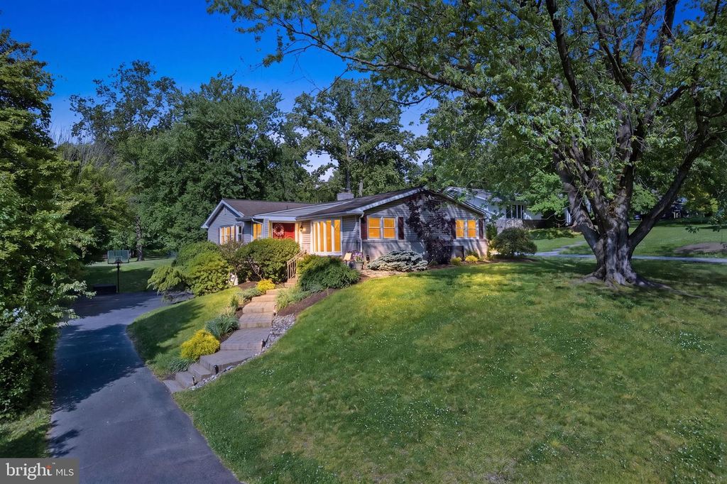 8807 HAWTHORNE LN, Wyndmoor, PA 19038