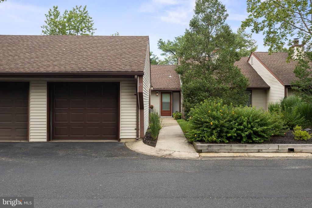 25 E BLUEBELL LN, Mount Laurel, NJ 08054