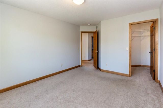 1476 Pinetree Pass, Eagan, MN 55122