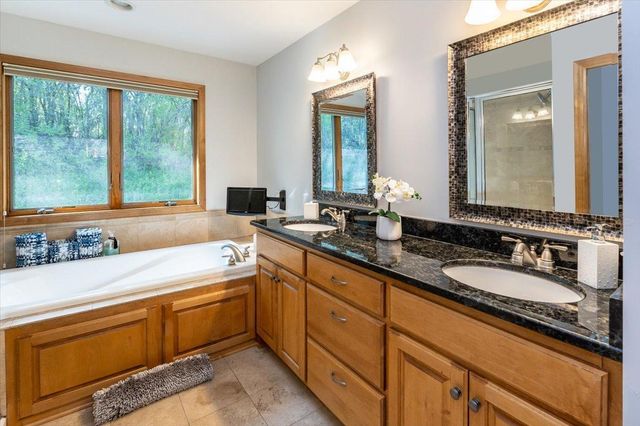 1476 Pinetree Pass, Eagan, MN 55122