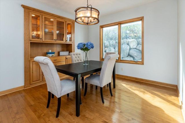 1476 Pinetree Pass, Eagan, MN 55122