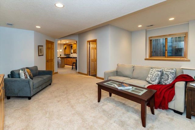 1476 Pinetree Pass, Eagan, MN 55122