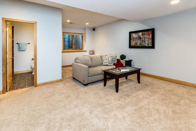 1476 Pinetree Pass, Eagan, MN 55122