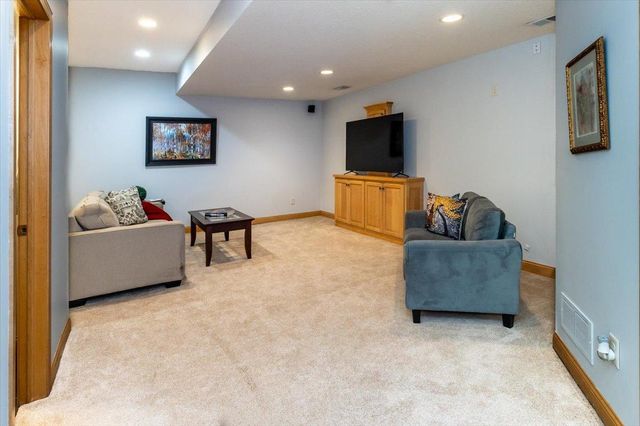 1476 Pinetree Pass, Eagan, MN 55122