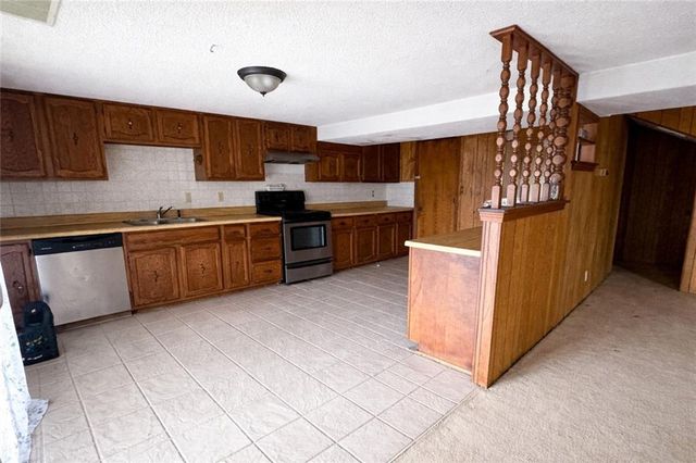 31982 Chesapeake Drive, Warsaw, MO 65355