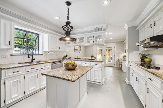 2007 Seven Oaks Drive, Kingwood, TX 77339