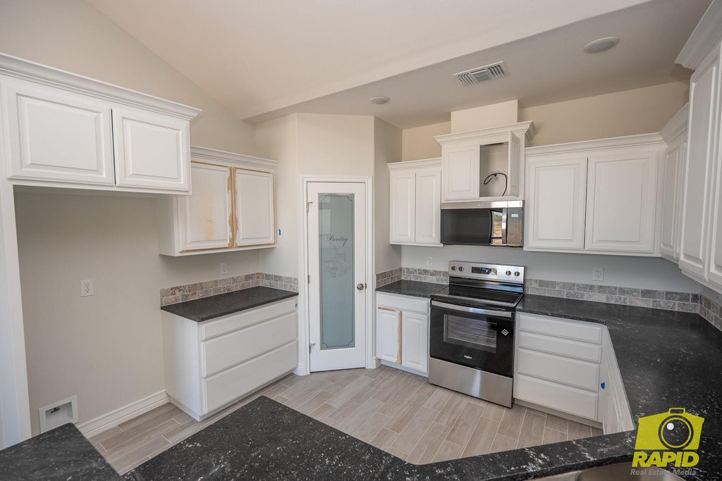 Image 4 of property listing at 3577 Wildebeest Way, San Angelo, TX 76901