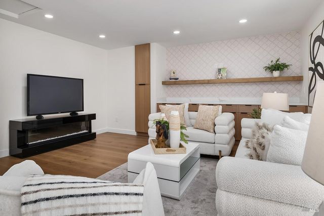 36 Capilano Dr, Novato, CA 94949