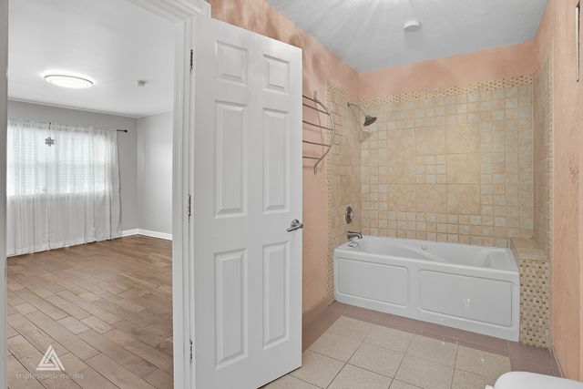 243 Washington Square, Wood Dale, IL 60191