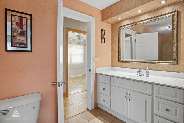 243 Washington Square, Wood Dale, IL 60191