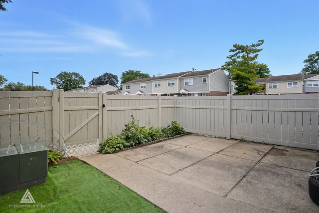 243 Washington Square, Wood Dale, IL 60191