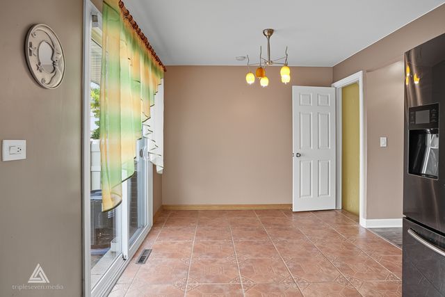 243 Washington Square, Wood Dale, IL 60191