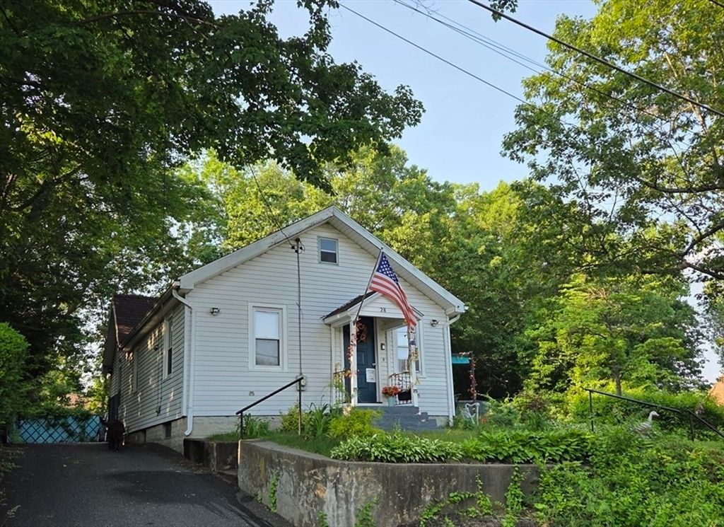 28 Hartley St, Springfield, MA 01104